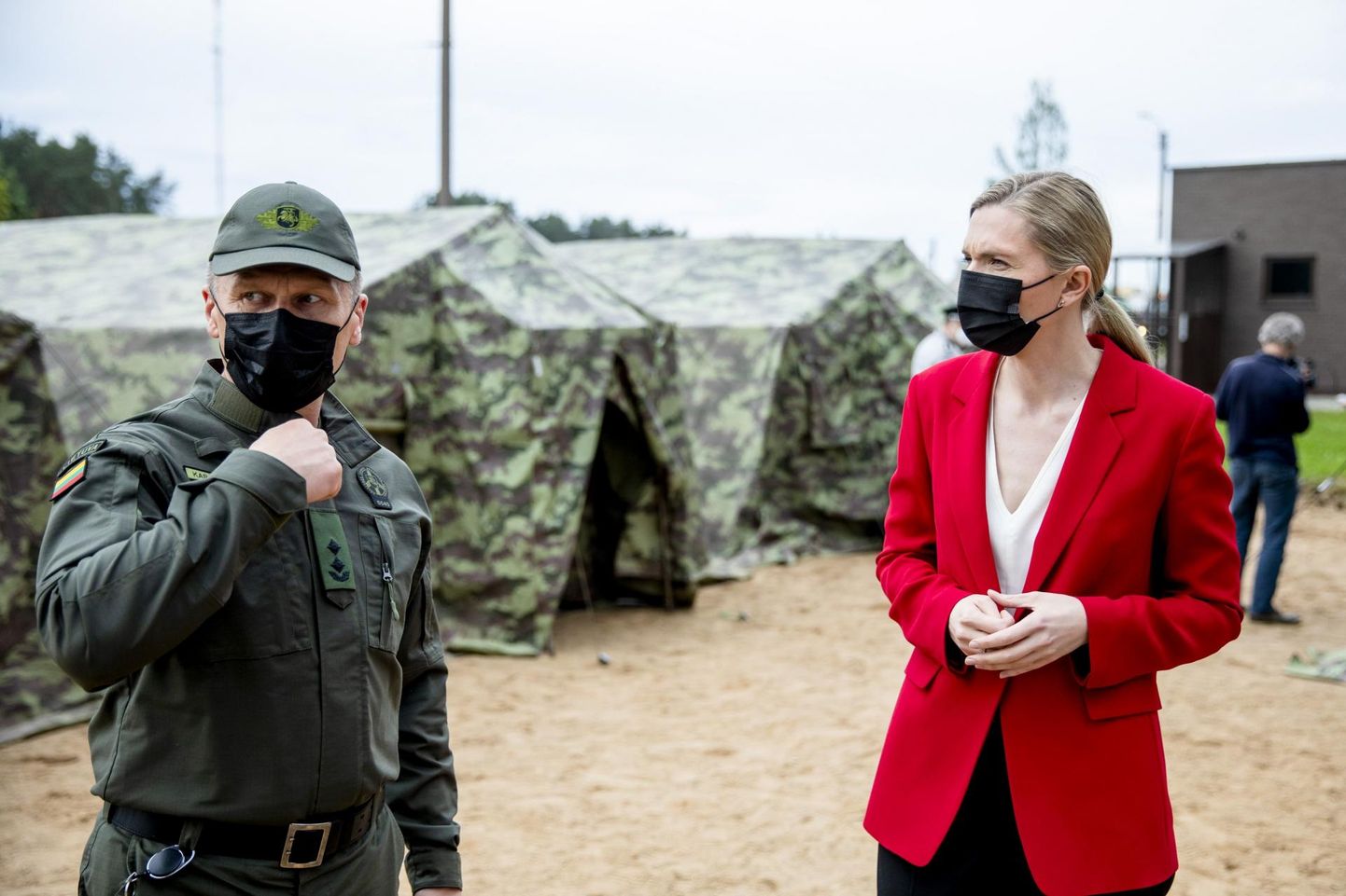 Leedu siseminister Agnė Bilotaitė (paremal) külastas üle-eelmisel nädalal Pabradė põgenikekeskust, kuhu on üles seatud telklinnak Valgevenest saabuvate migrantide majutamiseks.