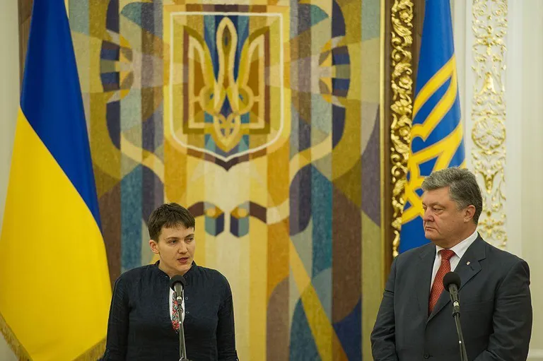 Надежда Савченко после освобождения в 2016 году с тогдашним президентом Украины Петром Порошенко