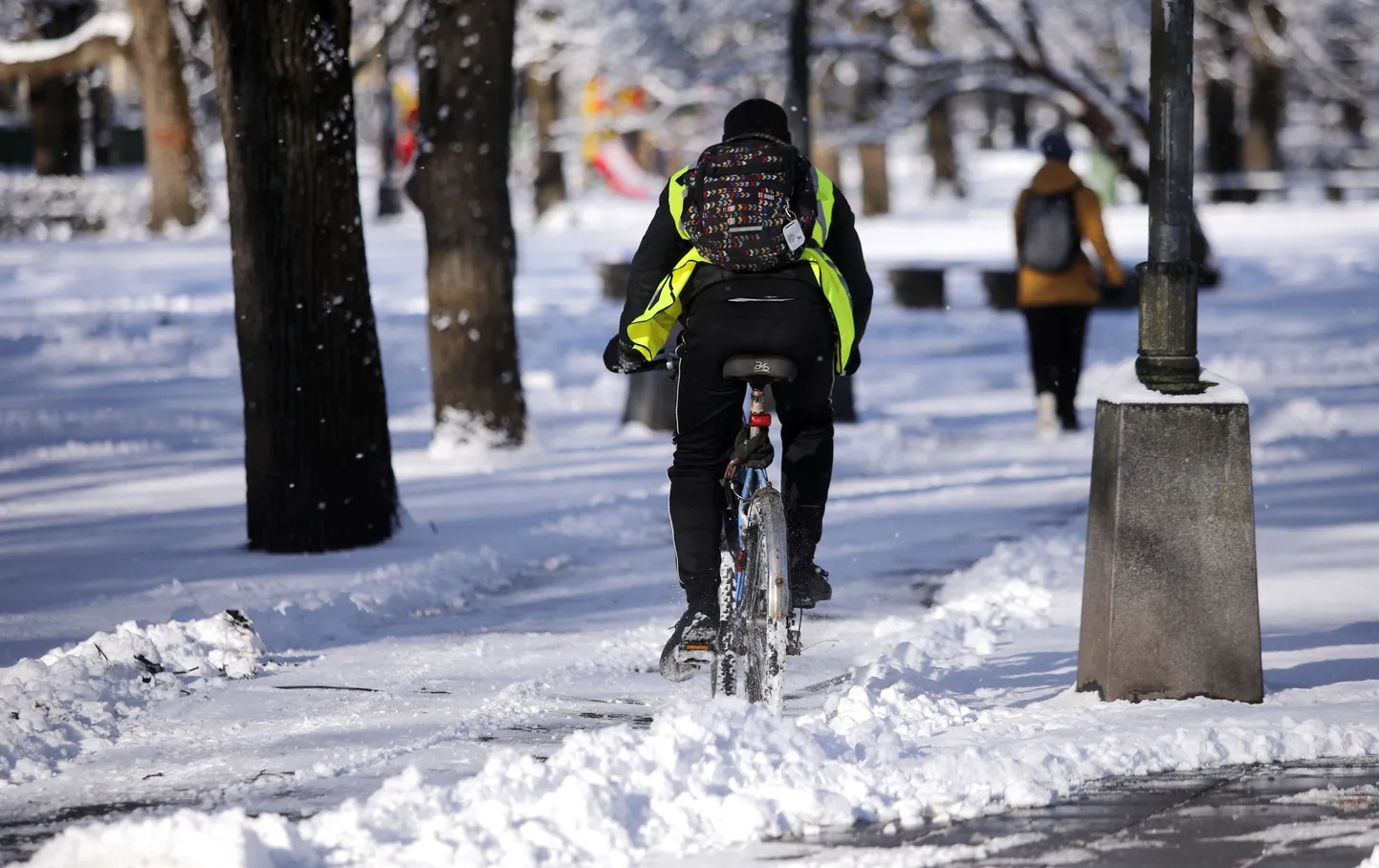 Velosipēdists sniegotā dienā.