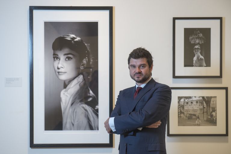 Luca Dotti seismas oma ema Audrey Hepburni fotode juures Londoni portreegaleriis