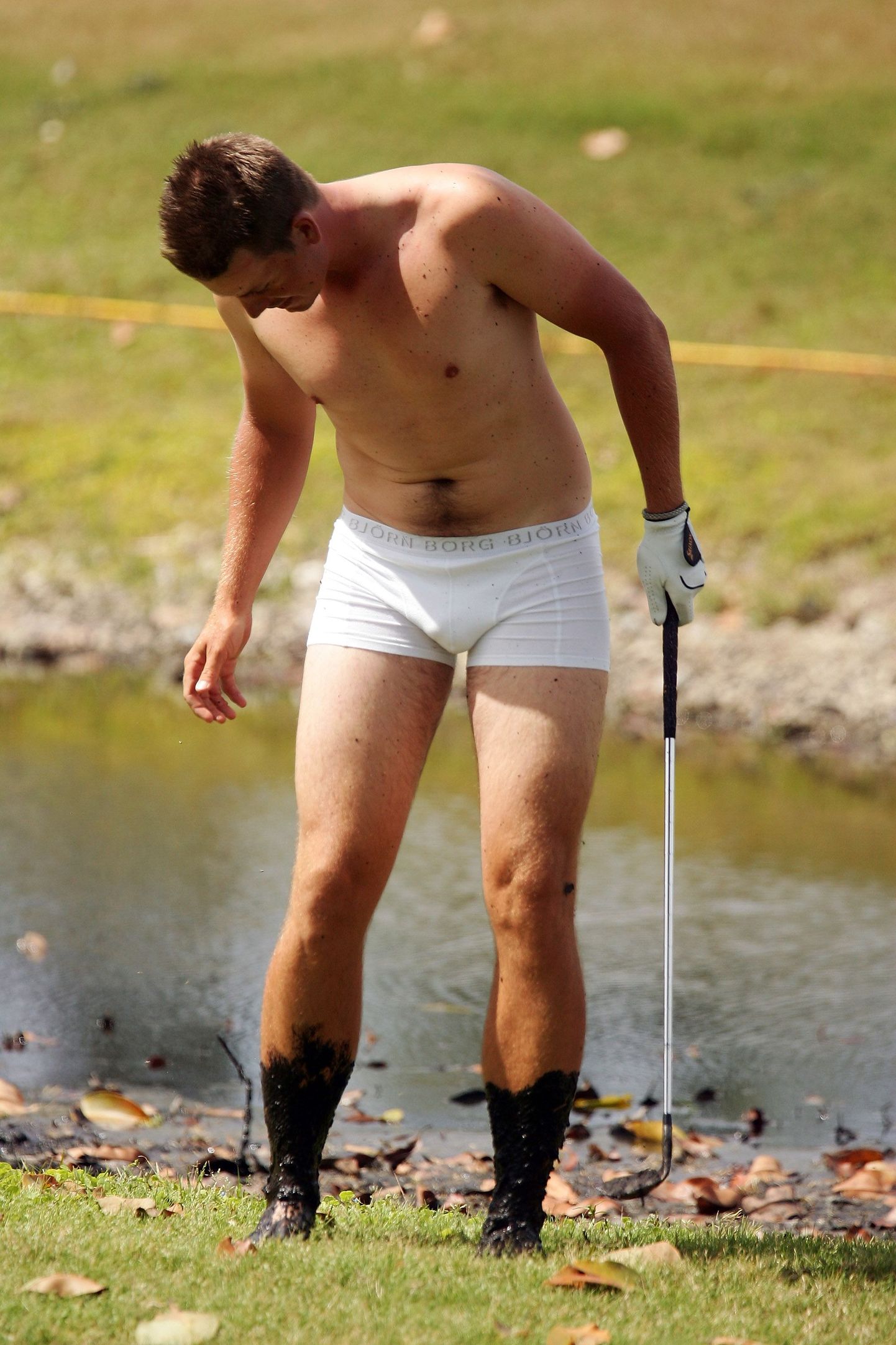 Maailma edetabeli seitsmes golfimängija rootslane Henrik Stenson oli eile Floridas peetaval golfivõistlusel sunnitud seljast heitma kõik riided peale aluspükste, et mudasest veest pall minema lüüa.
