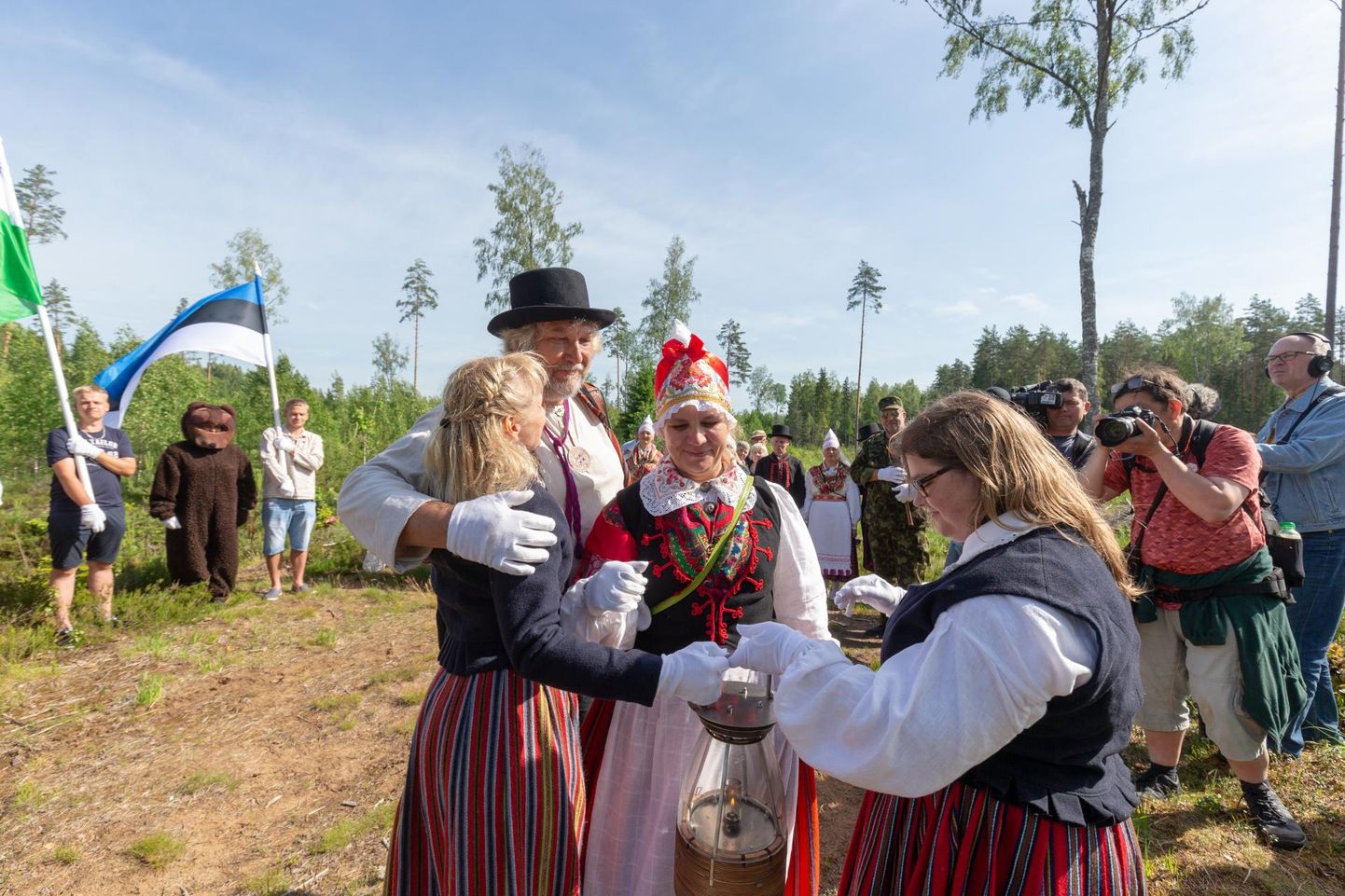 Laulu- ja tantsupeo tuli jõudis Viljandimaale Pärnumaalt. Tuli anti maakonna esindajatele Sakala tee matkarajal Mullasambal.