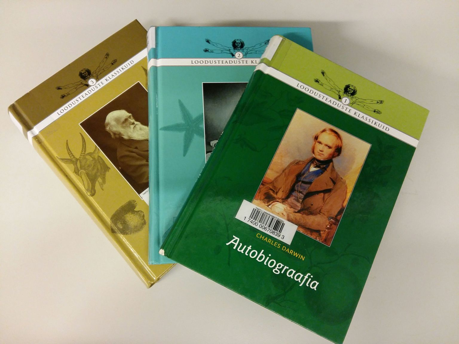 Charles Darwini teosed «Autobiograafia», «Liikide tekkimine» ja «Inimese põlvnemine» on inglise keelest tõlkinud Mart Niklus ja kirjastanud Eesti Looduseuurijate Selts.