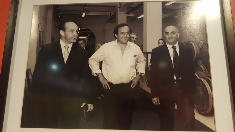 Michel Platini on sel Ararati muuseumis rippuval fotol küll otse suvepuhkuselt saabunud.