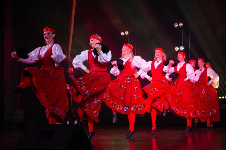 Rahvatantsuansambel Tuurit-Tuurit.