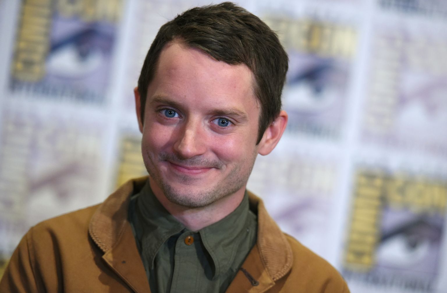 Elijah wood 24 7. Элайджа Вуд с бородой. Элайджа Вуд 1998 2016. Элайджа Вуд улыбается. Элайджа Вуд без бороды.