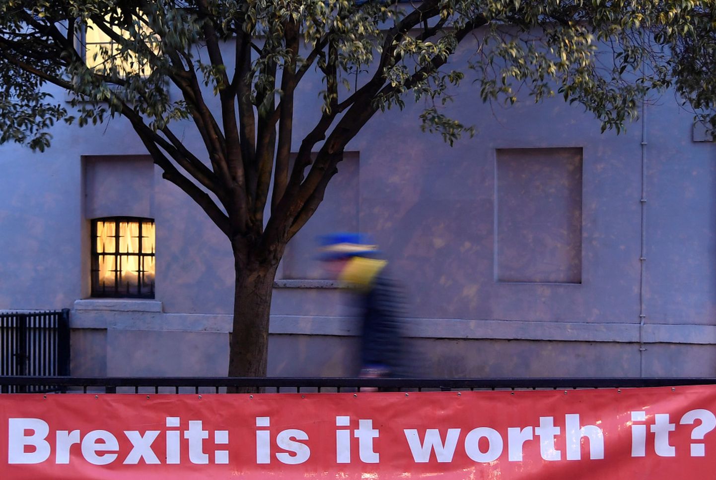 Uzraksts plakātā: "Brexit: Vai tas ir tā vērts?"