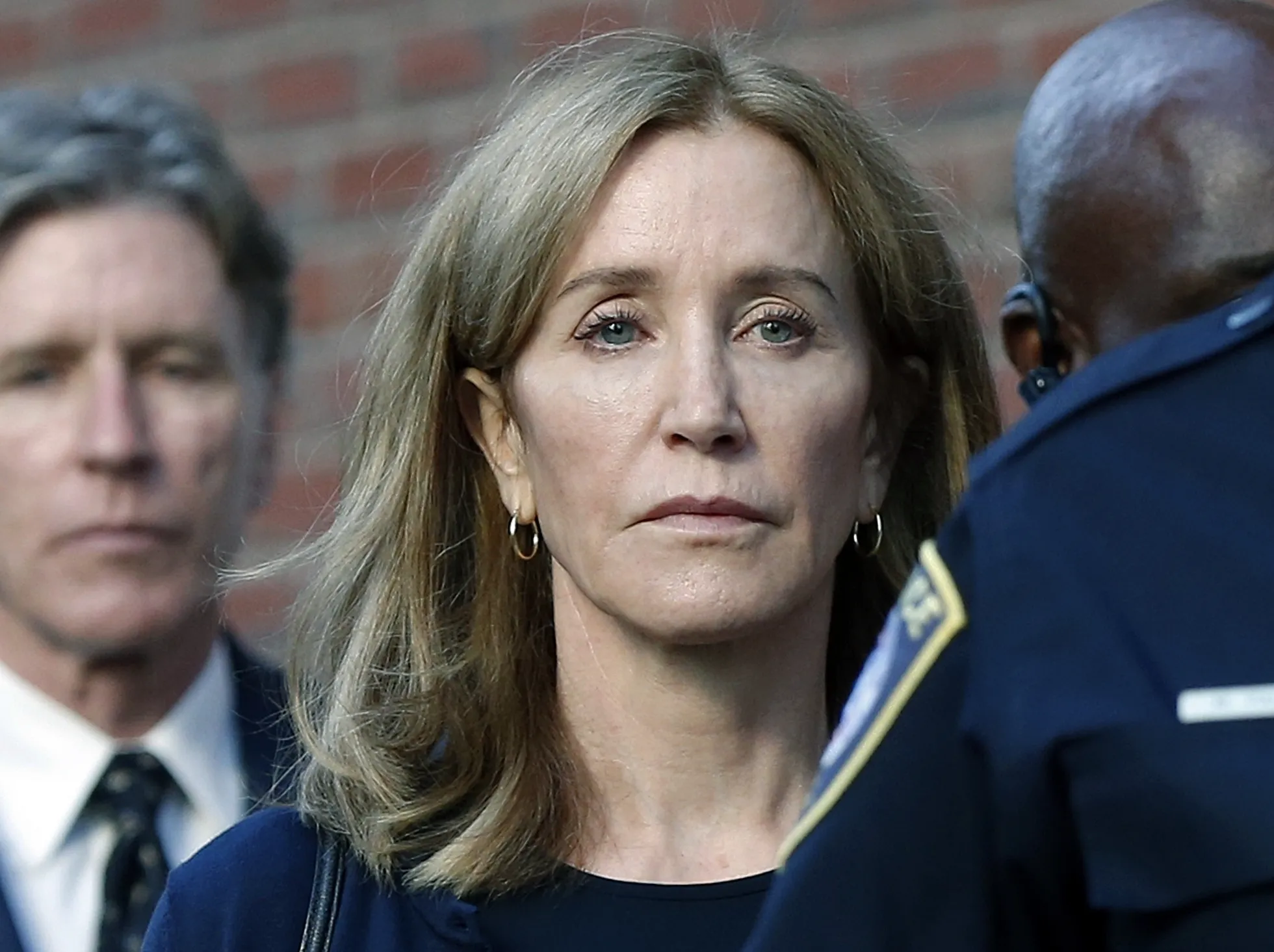 Felicity Huffman lahku kohtust, kus ta mõisteti petuskeemis osalemise eest 13. septembril süüdi.