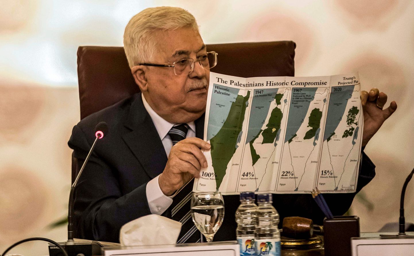 Palestiina president Mahmud Abbas näitamas kaarte ajaloolisest Palestiinast.