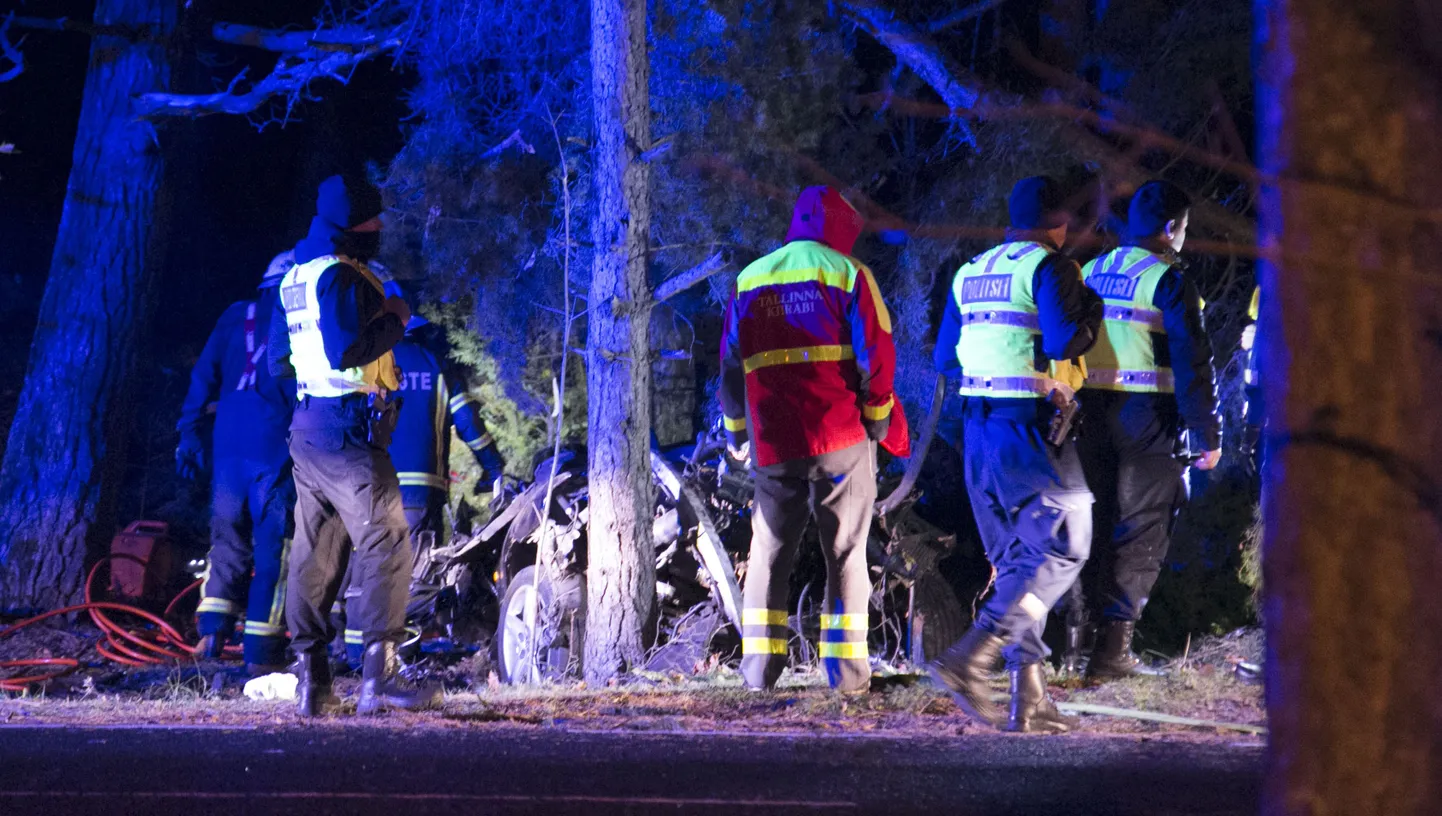 Tallinnas Pärnamäe teel hukkus ööl vastu teisipäeva vastu puud sõitnud autos kolm noort meest.