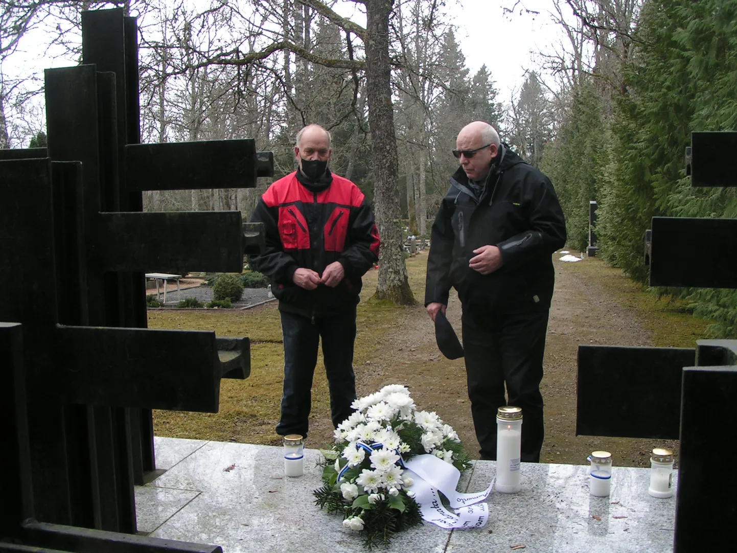 MEMENTO! Uno Nõgu ja Jaen Teär eile Kudjapel küüditatuid mälestamas.