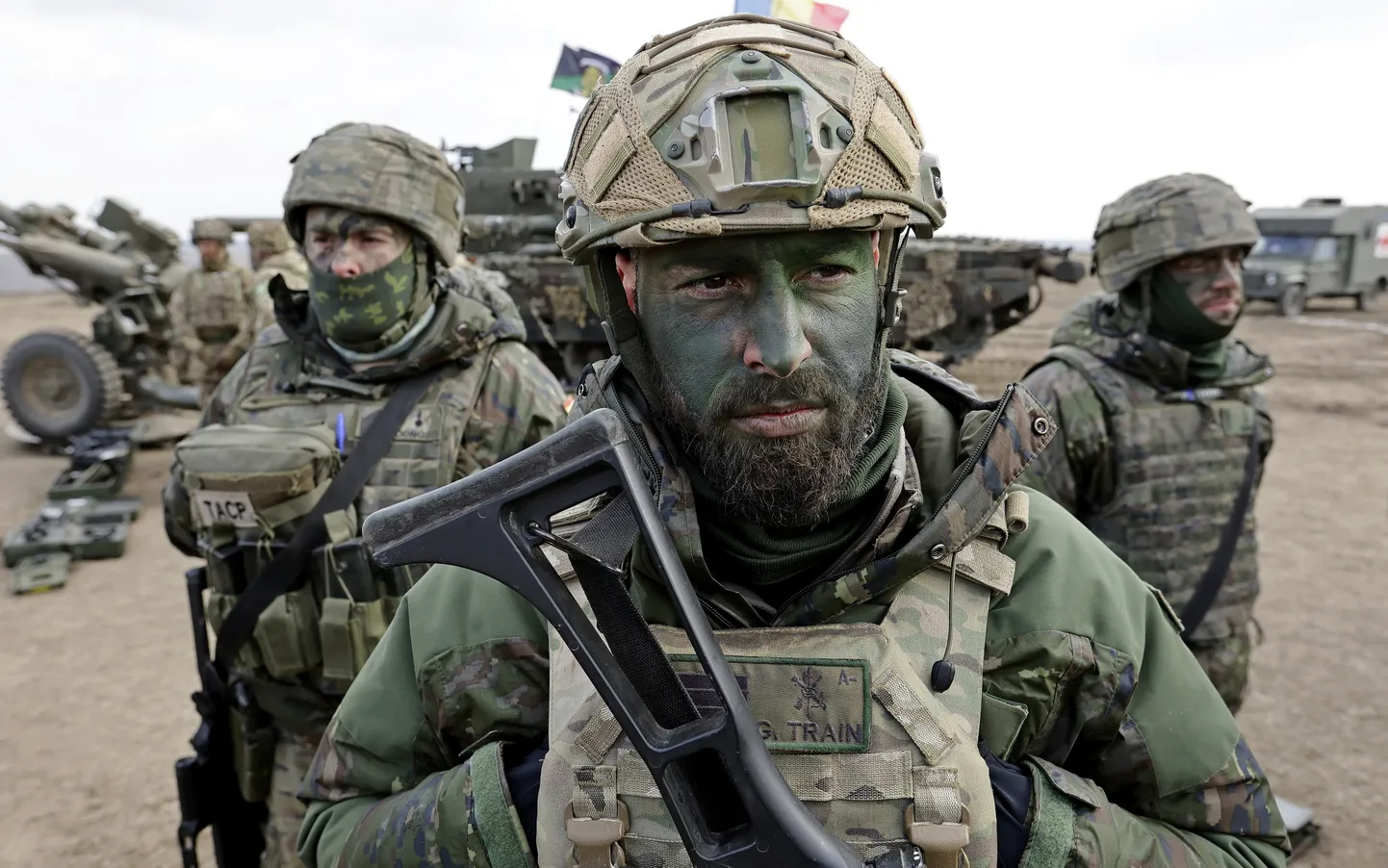 NATO Sabiedroto ātrās reaģēšanas spēku (ARF) spāņu izlūkdienesta karavīrs piedalās NATO mācībās “Steadfast Dart 25” Rumānijā, netālu no Galati, 2025. gada 19. februārī.