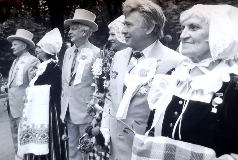 Harijs Sūna ar Deju svētku virsvadītājiem 1980. gadā. No labās: Zinaīda Zeltmate, Uldis Žagata, Ingrīda Saulīte, Harijs Sūna, Inta Dimante, Osvalds Štrauss.