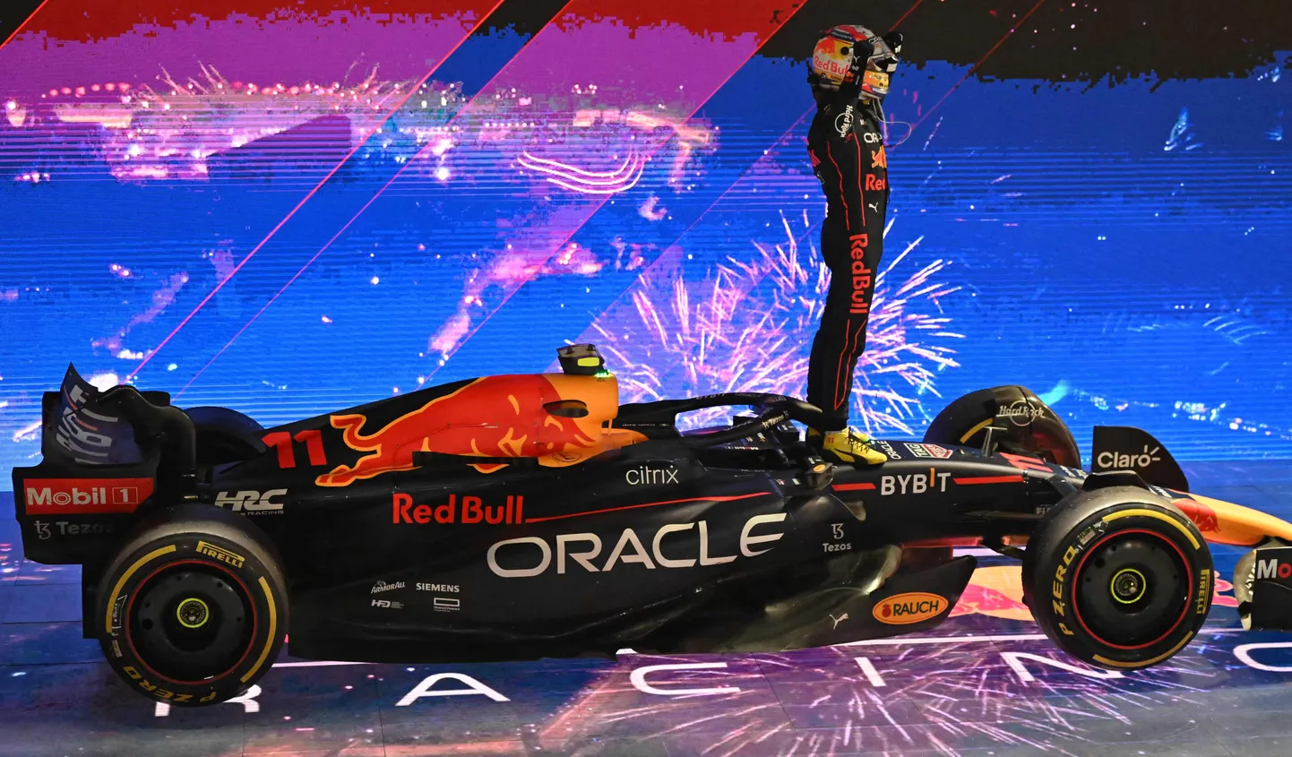 Sergio Perez Singapuris võitu tähistamas.