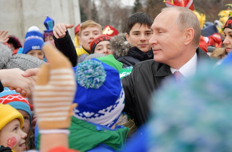 Иллюстративное фото. Путин в окружении детей