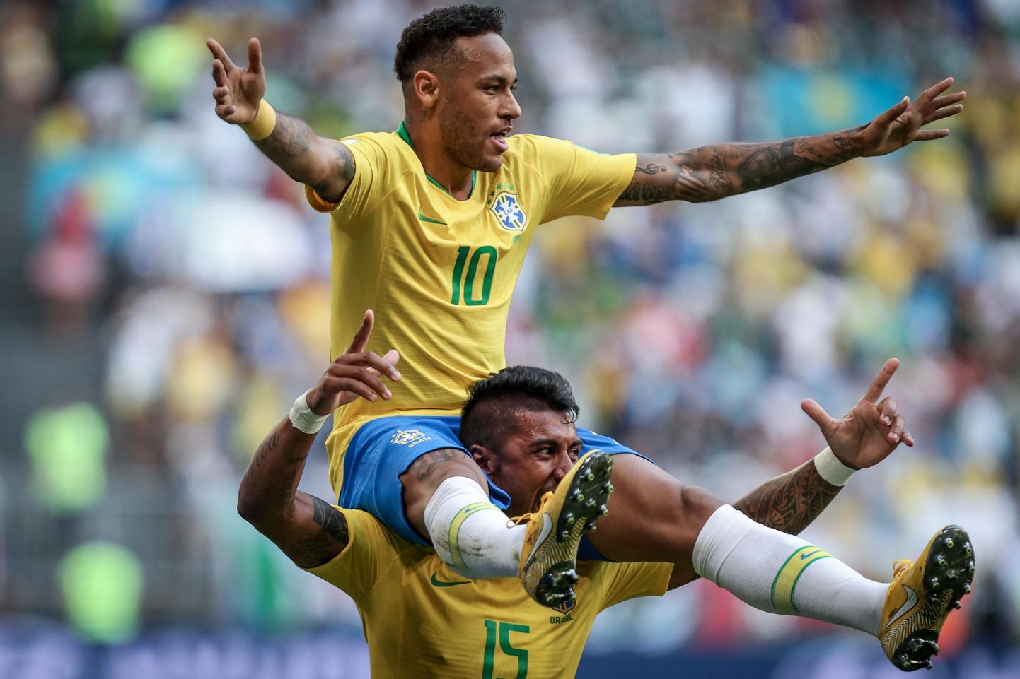 Samal ajal kui muu maailm kirub Neymari varjukülgi, kannab terve Brasiilia teda kätel (ja Paulinho õlgadel). FOTO: Zumapress.com/Mega/Scanpix