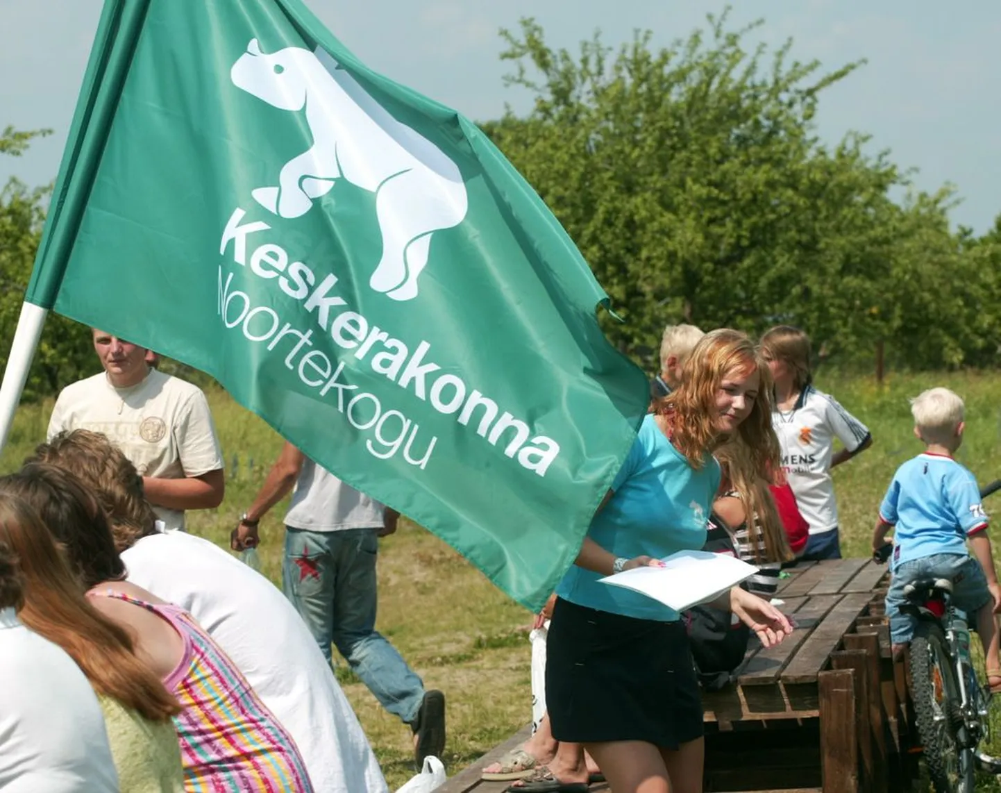 Keskerakonna noortekogu lipp nende suvepäevadel..