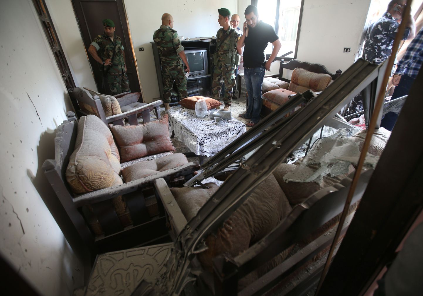 Liibanoni armee sõdurid uurivad täna raketitabamuse saanud korterit.