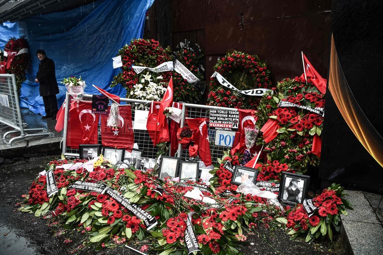 Istanbuli Reina ööklubi juures mälestatakse hukkunuid