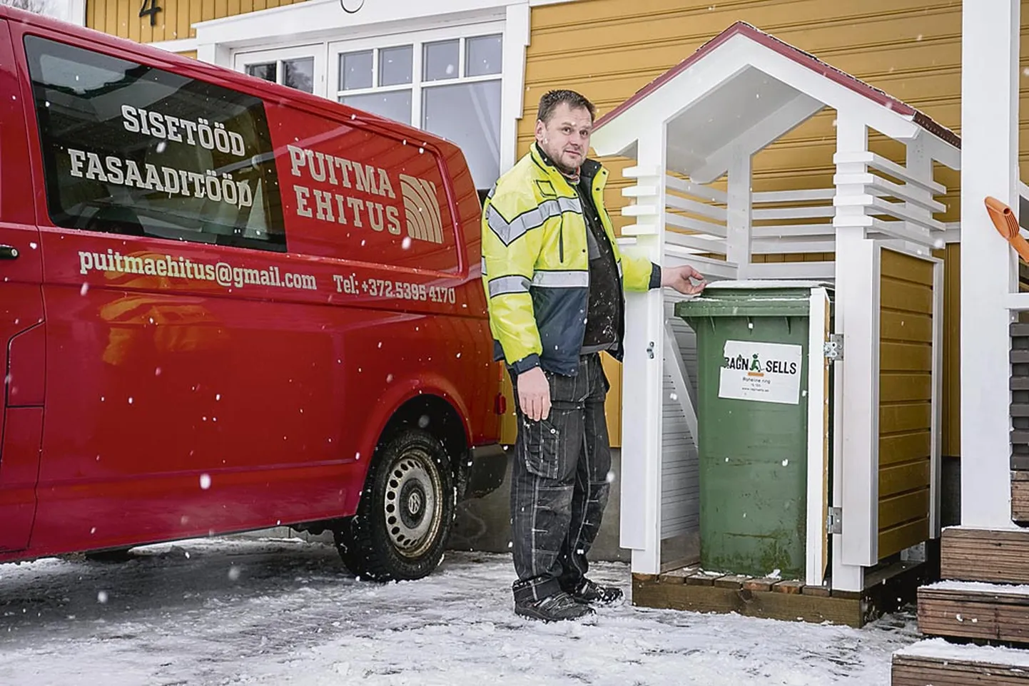 Mullu töötukassa toetuse abil ettevõtlusega alustanud Mait Kajamäe on talveks võtnud lisatööd, praegu ehitatakse prügikastimajakesi ja peatselt plaanitakse mängumaju valmistama hakata.