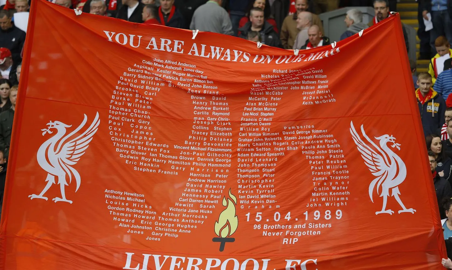 Hillsborough õnnetuses hukkunutele pühendatud lipp.