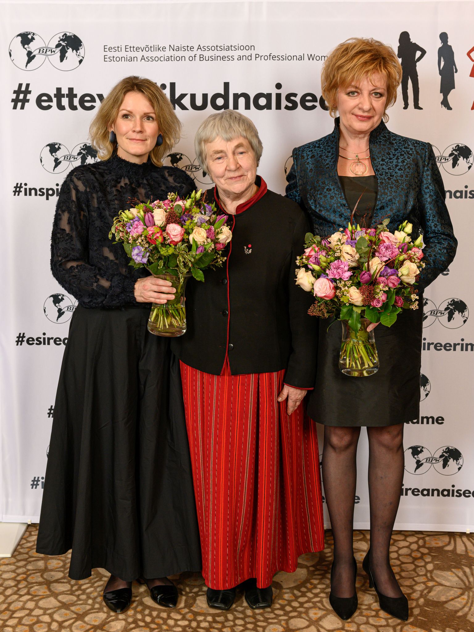 Aasta noor naisettevõtja 2019 Mari-Liis Lind (vasakul), aastate naine Anu Raud ning aasta naine 2019 Emöke Sogenbits.