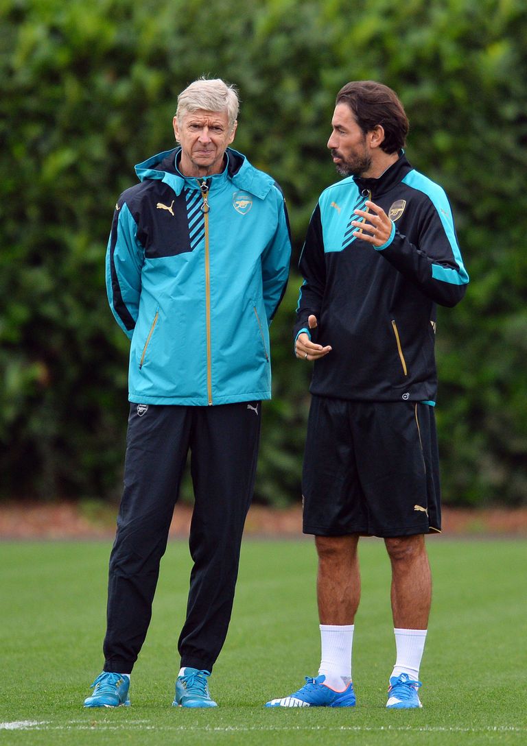 Londoni Arsenali peatreener Arsene Wenger (vasakul) ja Arsenali endine mängumees Robert Pires hiljutisel meeskonna treeningul. Foto: