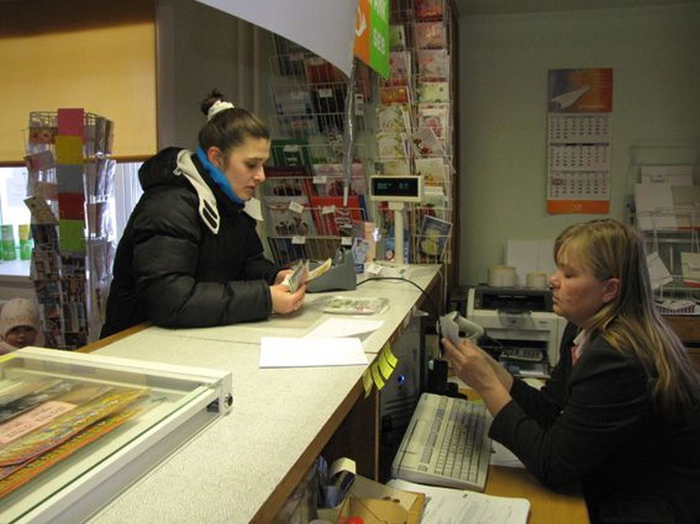 Eile Koigi postkontoris arvet maksnud Agnes Urb sai klienditeenindaja Malle Kreegilt tagasi kolm eurosenti, mis olid tema esimesed eurod.