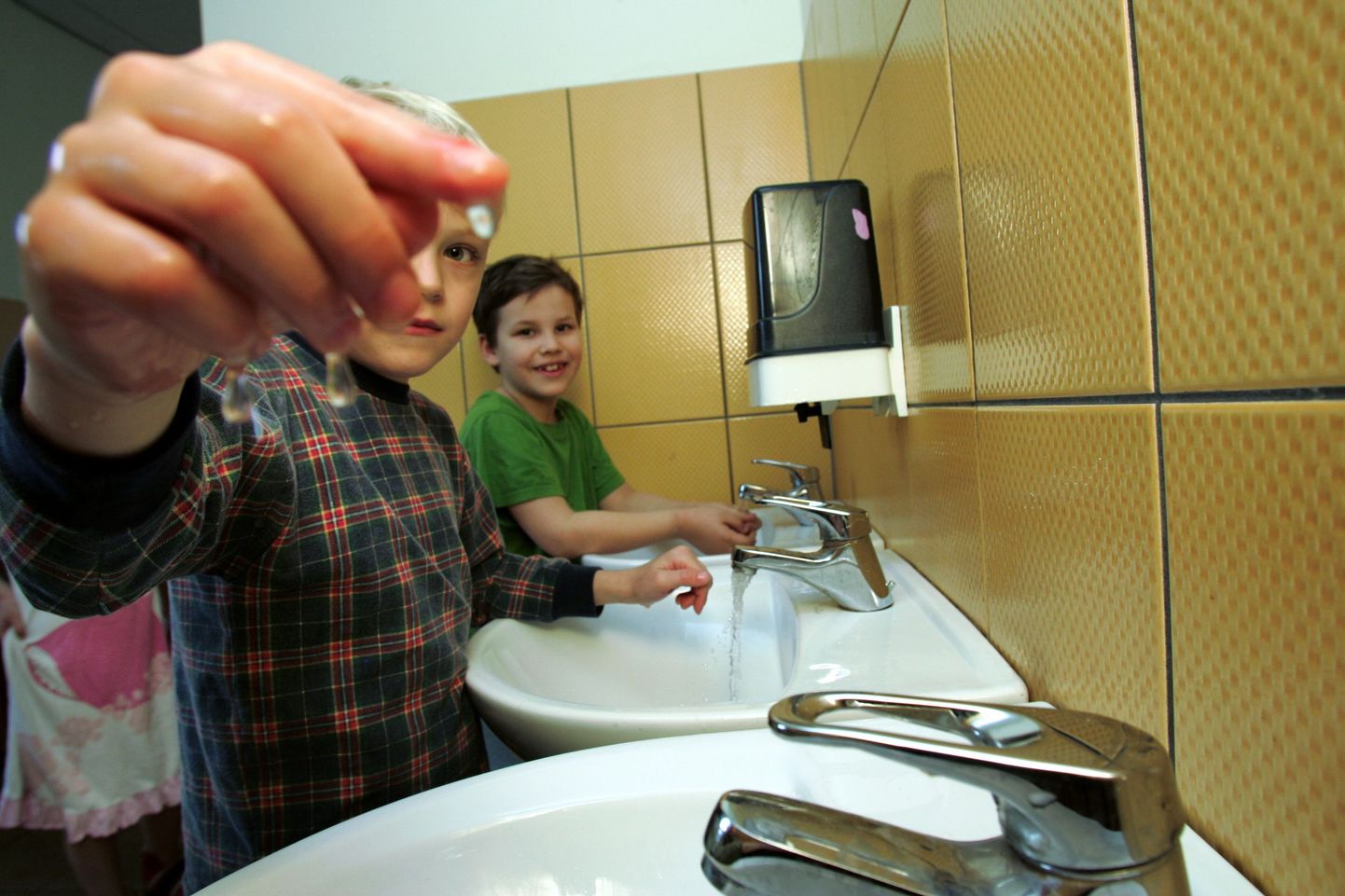 Käte pesemine aitab ära hoida meningiiti põhjustava viiruse levikut.
