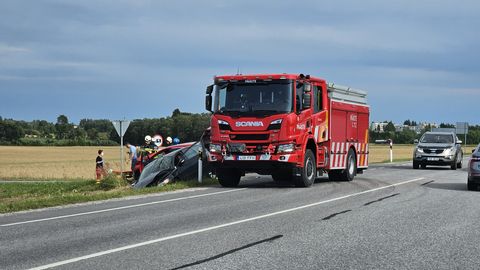 Vasakpööret teinud juht sõitis peateel liikunud autole ette, kaks inimest viidi haiglasse