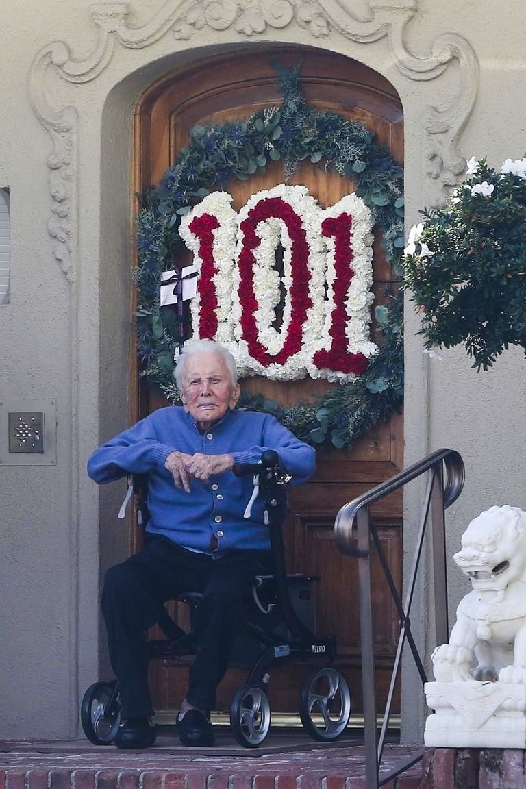 Kirk Douglas tähistas 101. sünnipäeva