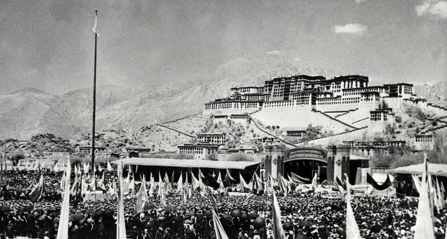 10. märtsil 1959. aastal alustasid üheksa aastat varem Hiina okupatsiooni alla jäänud tiibetlased ülestõusu.