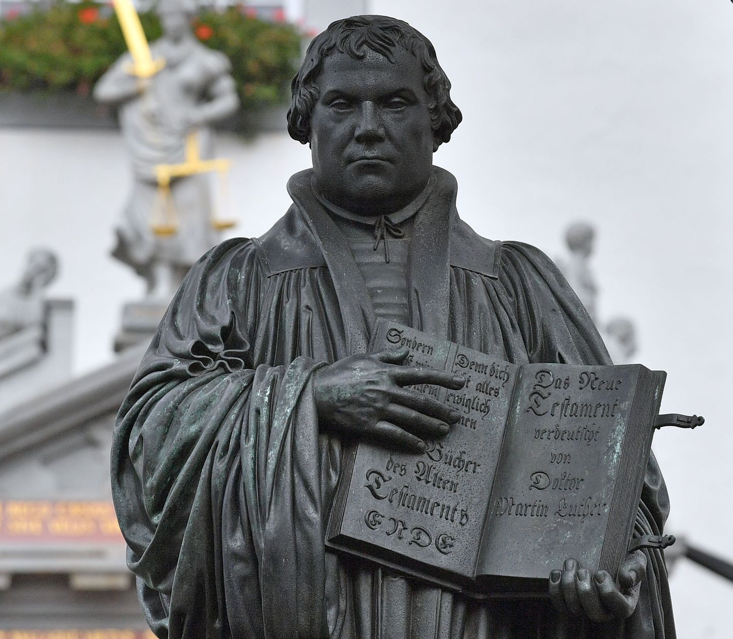Usupuhastaja Martin Lutheri kuju Wittenbergi keskväljakul. Luther hoiab käes enda tõlgitud saksakeelset Uut Testamenti.