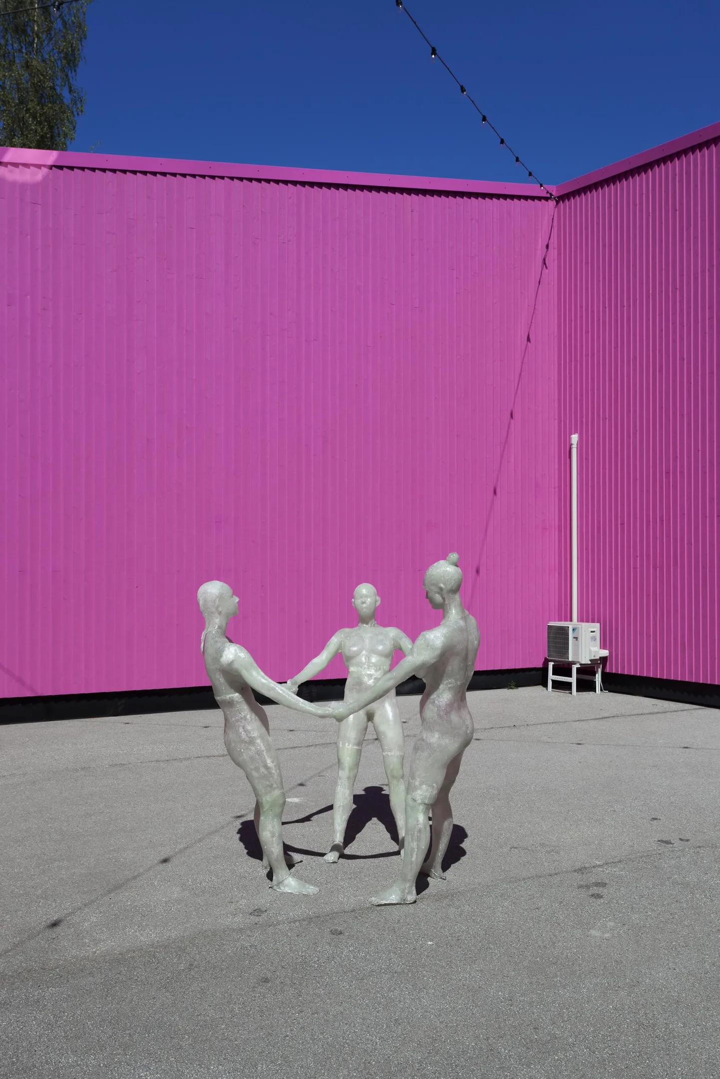 Anna Trelli skulptuur «Anna Trell» paviljoni sisehoovis.