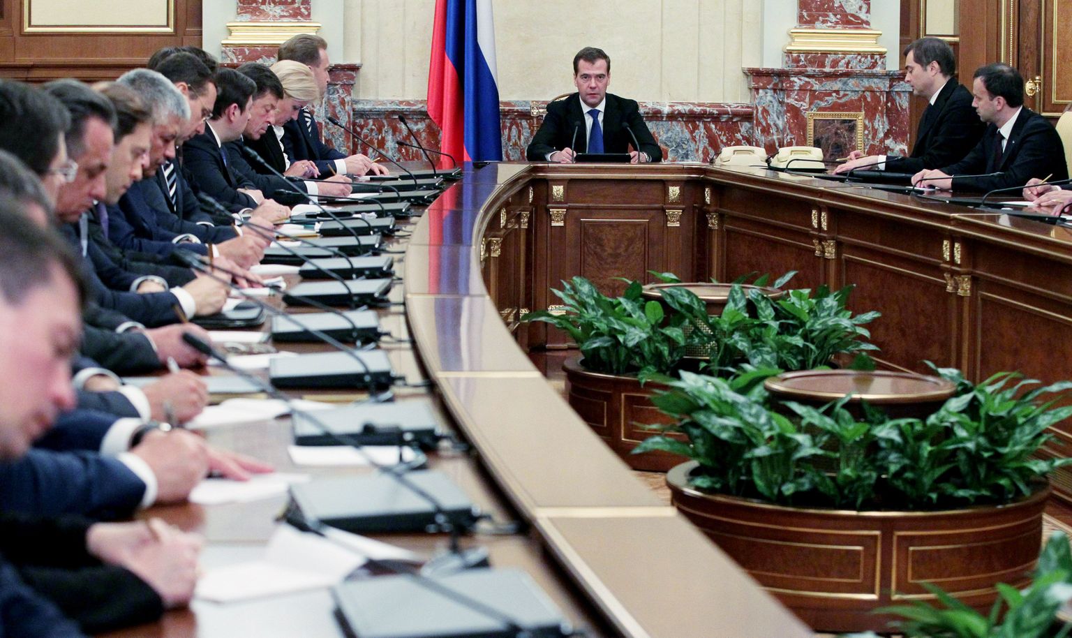 Dmitri Medvedev (taga keskel) koos Venemaa uhiuue valitsusega.