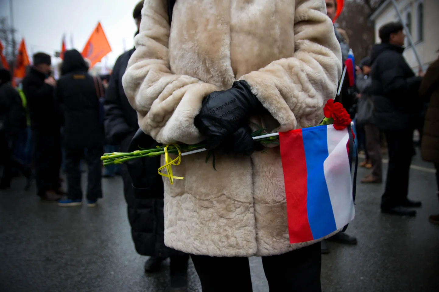 Eile Moskvas Boriss Nemtsovi mälestusüritusel osalenud naine Vene trikolooriga.