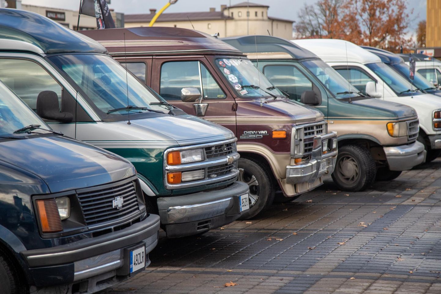 Möödunud aastal kogunesid klubi Fullsize liikmed oma Ameerika päritolu väikebusside ja maasturitega Viljandi turu parklas.
