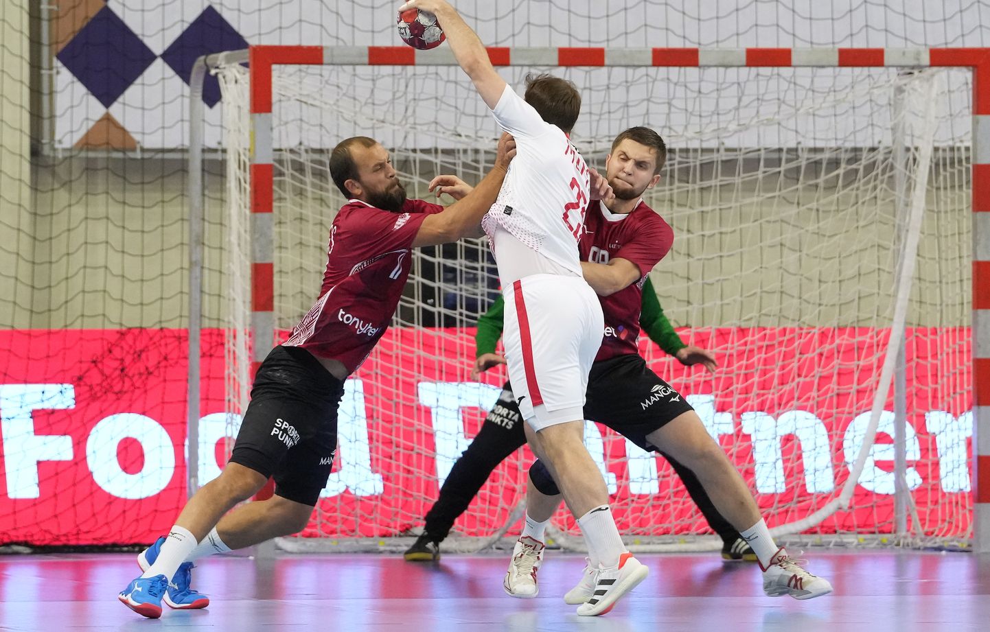 Eiropas čempionāta kvalifikācijas turnīra spēle handbolā vīriešiem starp Latvijas un Polijas komandām Vidzemes Olimpiskajā centrā Valmierā.