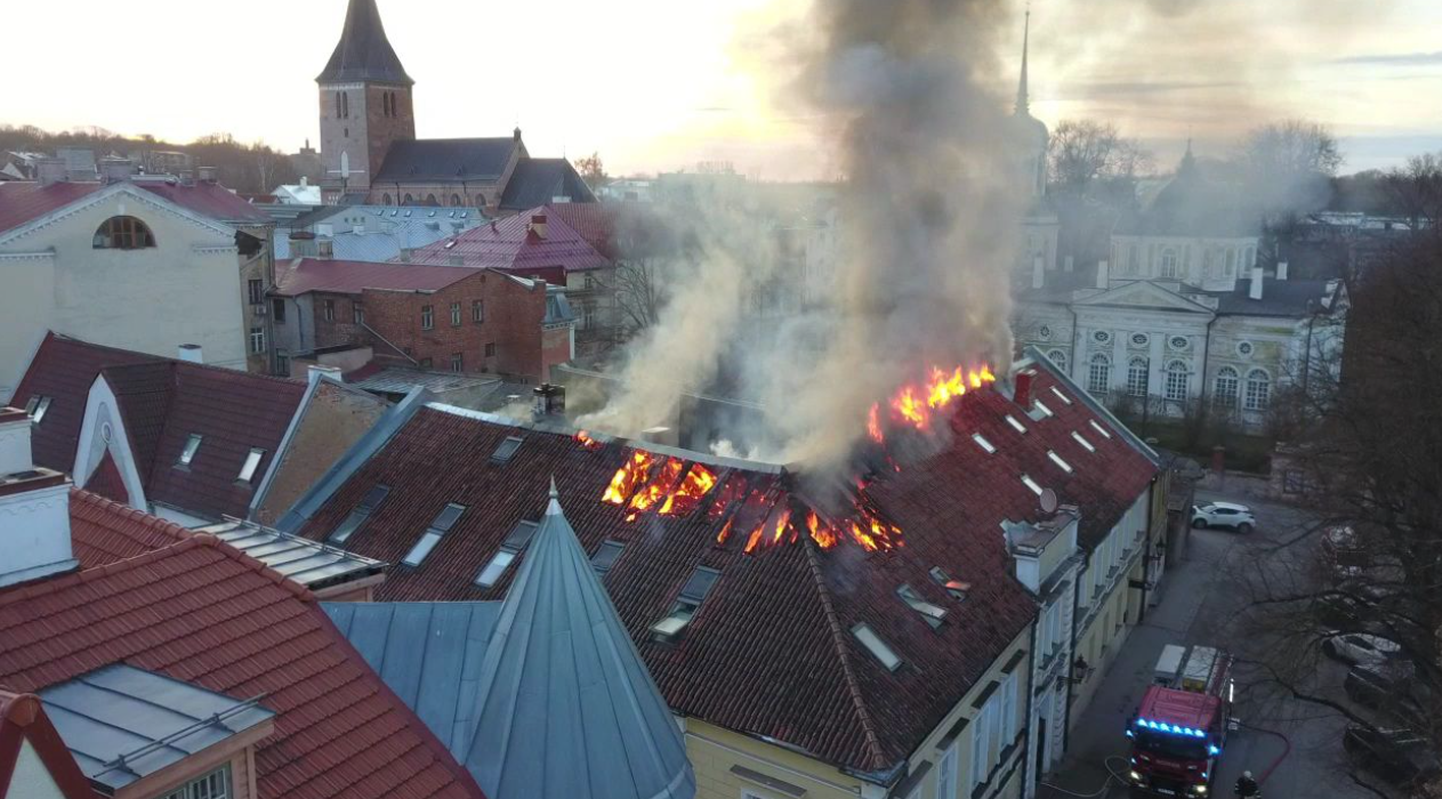 Slavena Tartu restorāna ēkā ceturtdien izvēlies ugunsgrēks