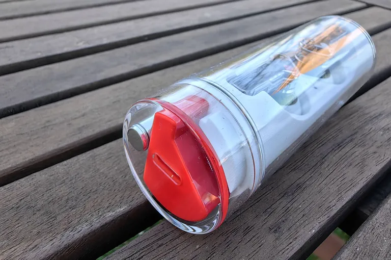 Laadimine käib otsas oleva USB C pesa kaudu. Selle kõrval on ka paaritusnupp uue seadmega ühendamiseks.