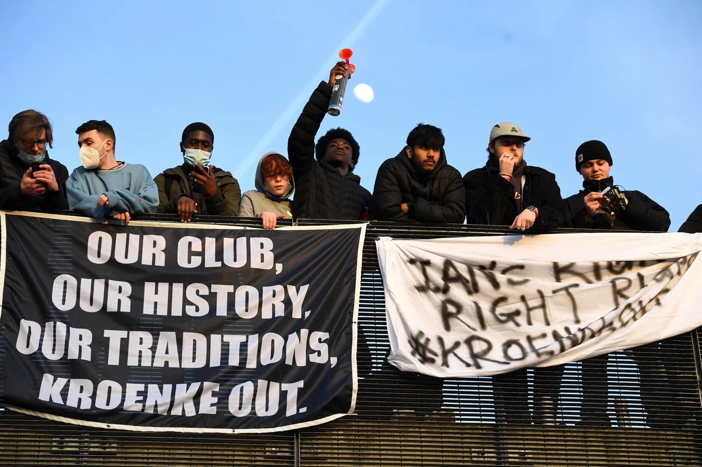 Inglismaa vutiklubi Arsenali fännid protesteerivad praeguse klubi omaniku Stan Kroenke vastu. 23. Aprill 2021.