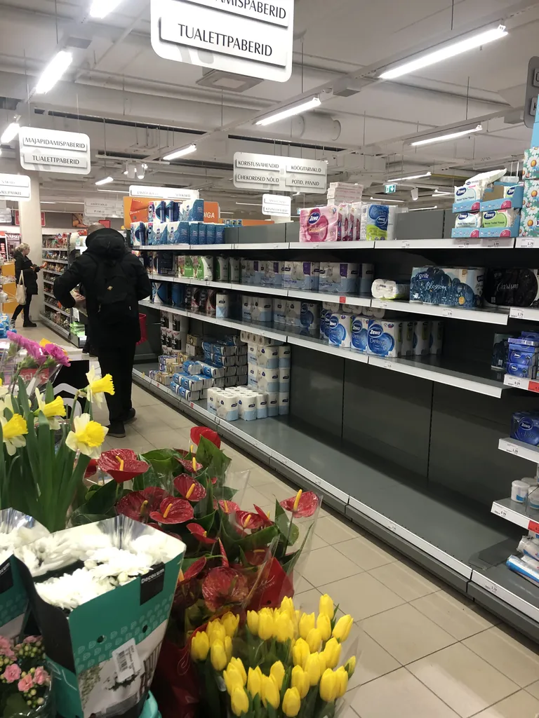 Туалетная и хозяйственная бумага в магазине Slever на рынке Балтийского вокзала, как и во многих других магазинах - один из самых ходовых товаров.
