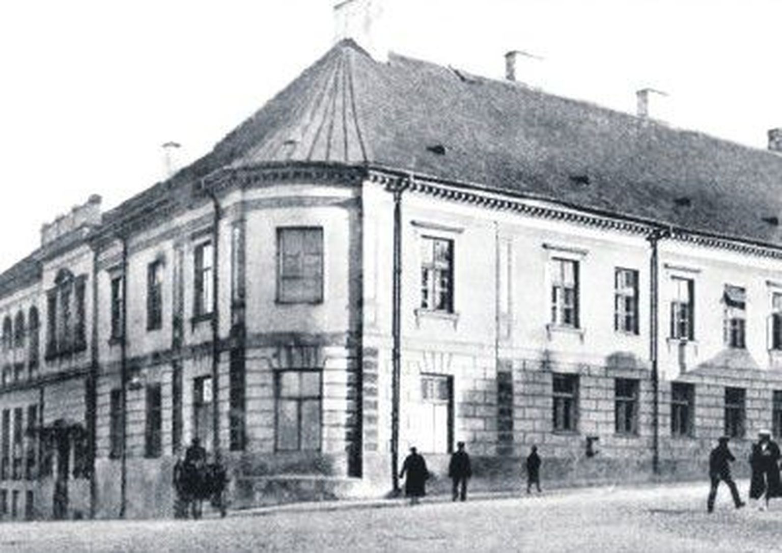Tartu tütarlaste gümnaasium (kunagine krahvinna von Stackelbergi aadlielamu) Riia ja Karlova, nüüdse Kalevi tänava nurgal.