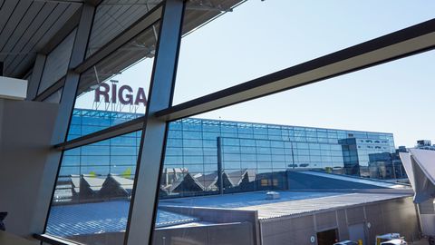 В аэропорту Риги более 500 пассажиров не попали на рейсы из-за неправильных ковид-документов