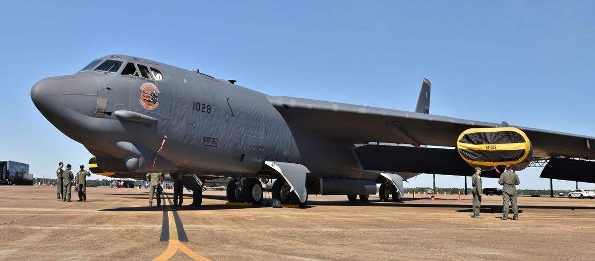 Degvielas uzpildes lidmašīna B-52.