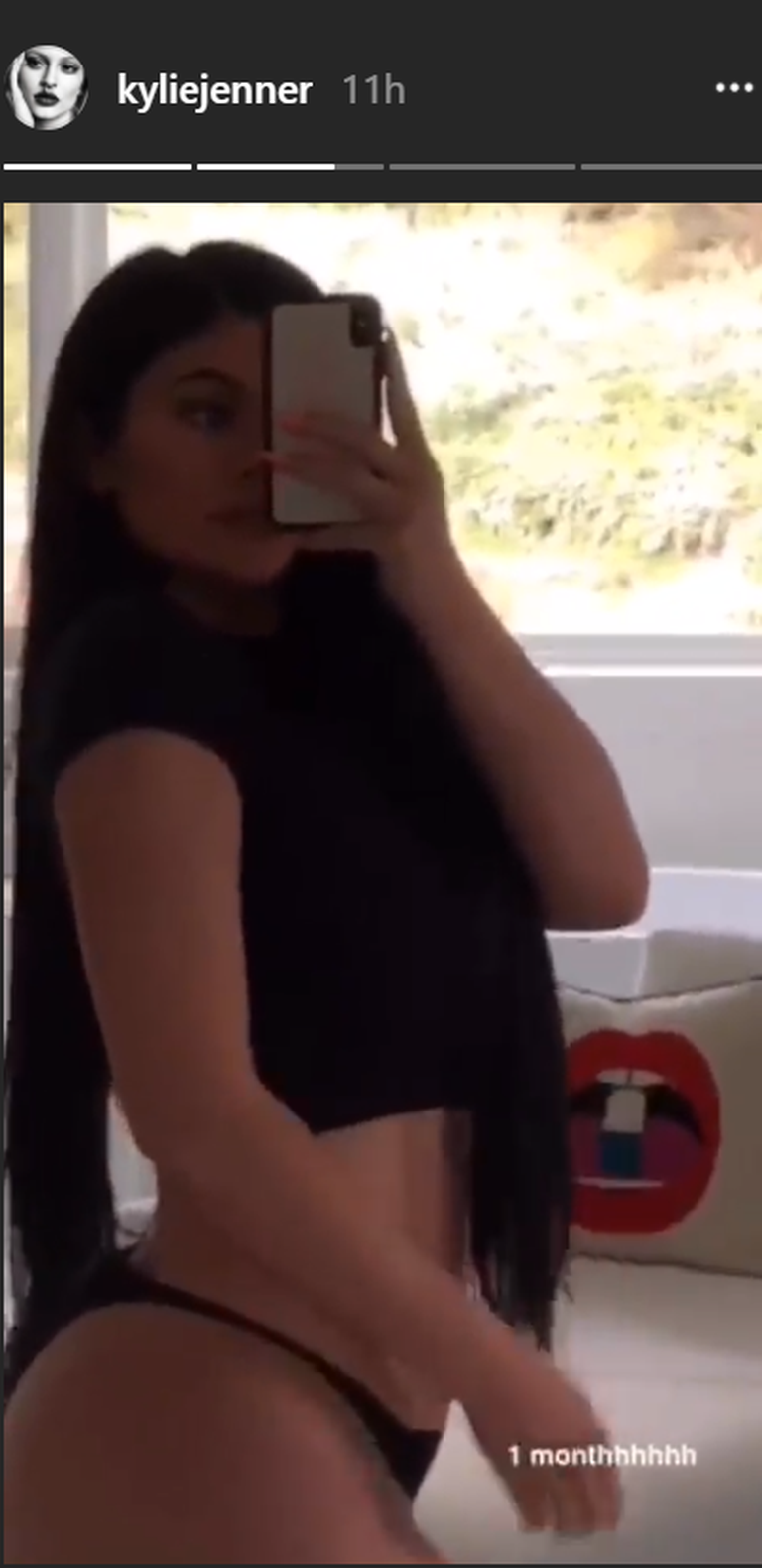 Kylie Jenneri sünnitusjärgne keha. Kuvatõmmis.