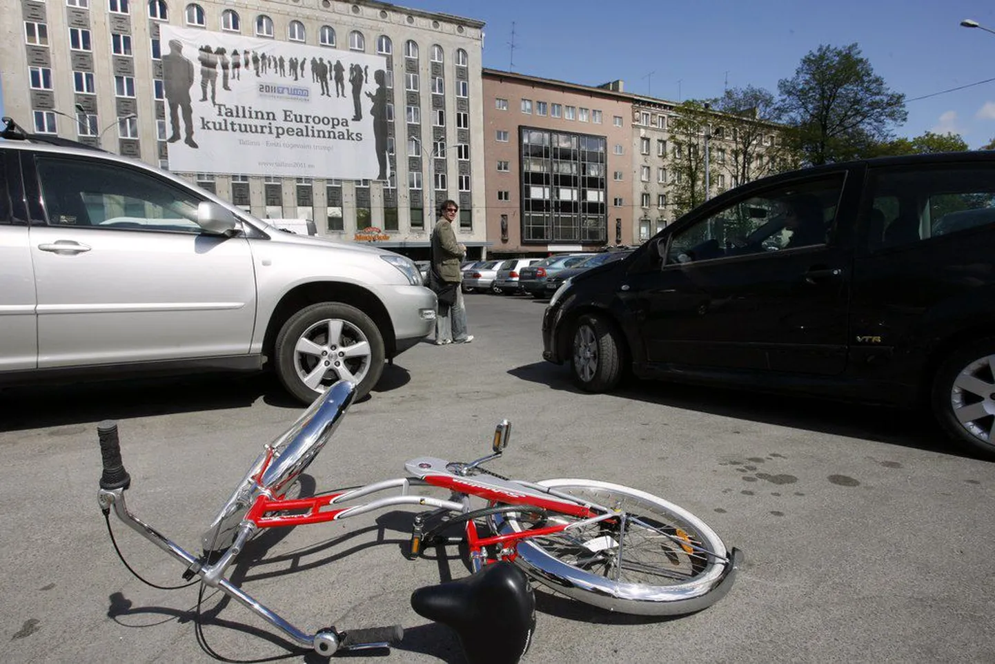 Prussakovi rattaühingu ja roheliste esmaspäevase protestiaktsiooni käigus Vabaduse väljakule pargitud jalgratas.