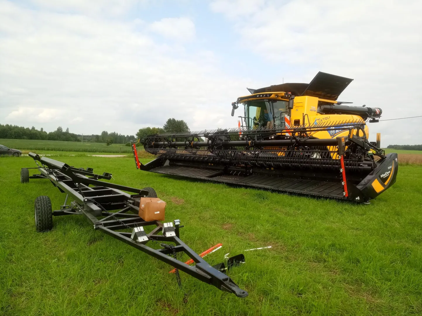 Kombain New Holland CR10.90 Revelation. Tegu on kehtiva Guinnessi rekordi kombainiga, mis suudab koristada kuni 135 tonni tunnis. Selliseid poole miljoni euroseid kombaine töötab Eesti põldudel neli.