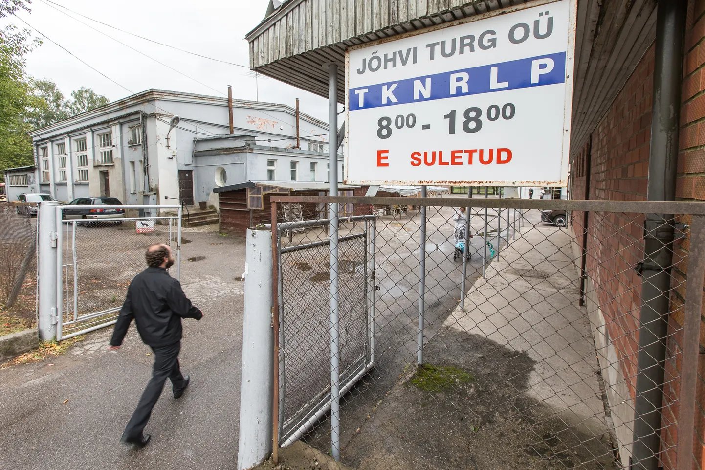 Sildil olevad lahtiolekuajad ei tähenda suurt midagi: enne kella üheksat ja pärast kella kahte pole turul õieti kedagi.