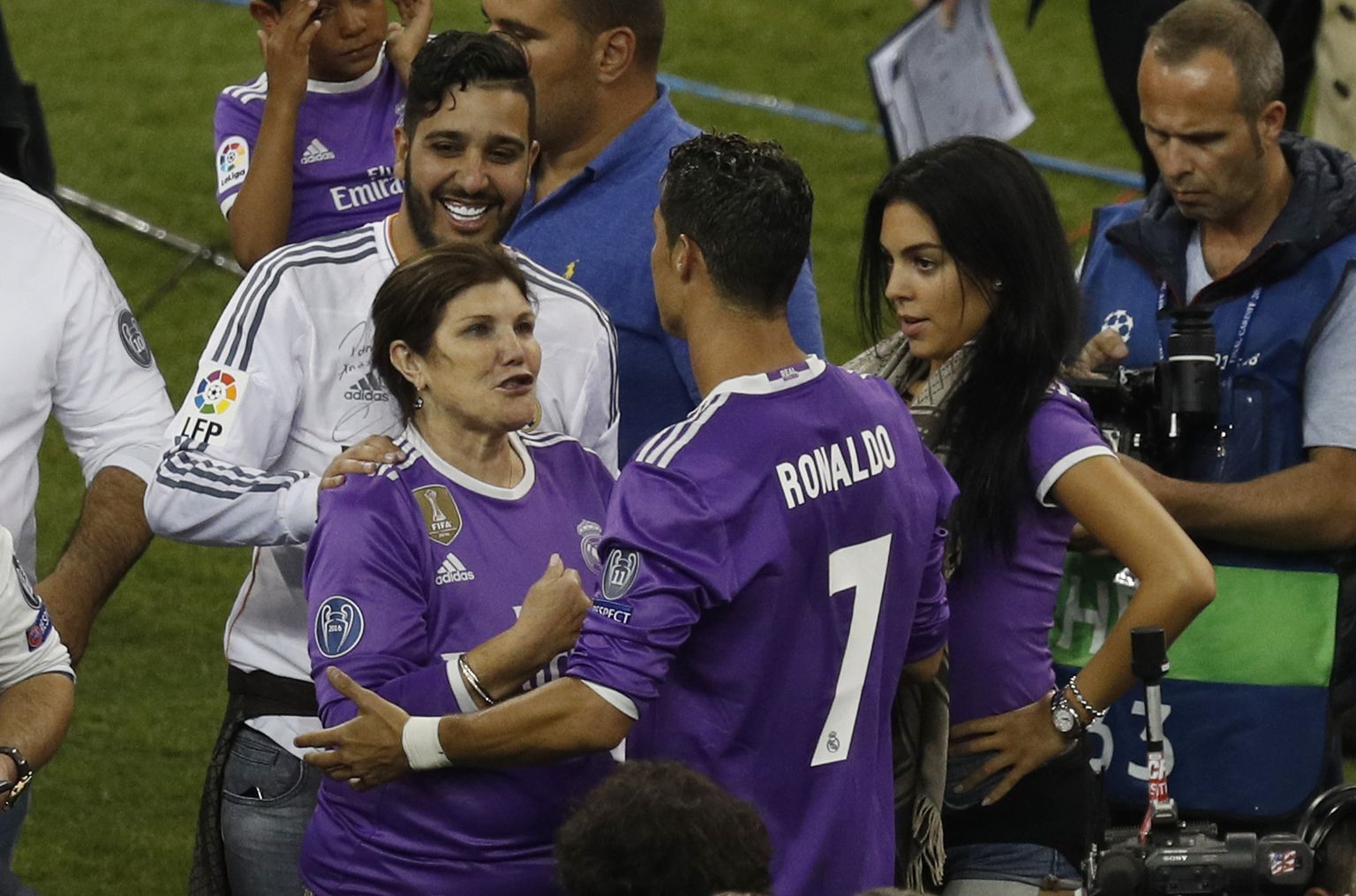 Ema Dolores Aveiro õnnitleb poega UEFA Meistrite Liiga finaalis. Kõrval seisab Ronaldo tüdruksõber Georgina Rodriguez.